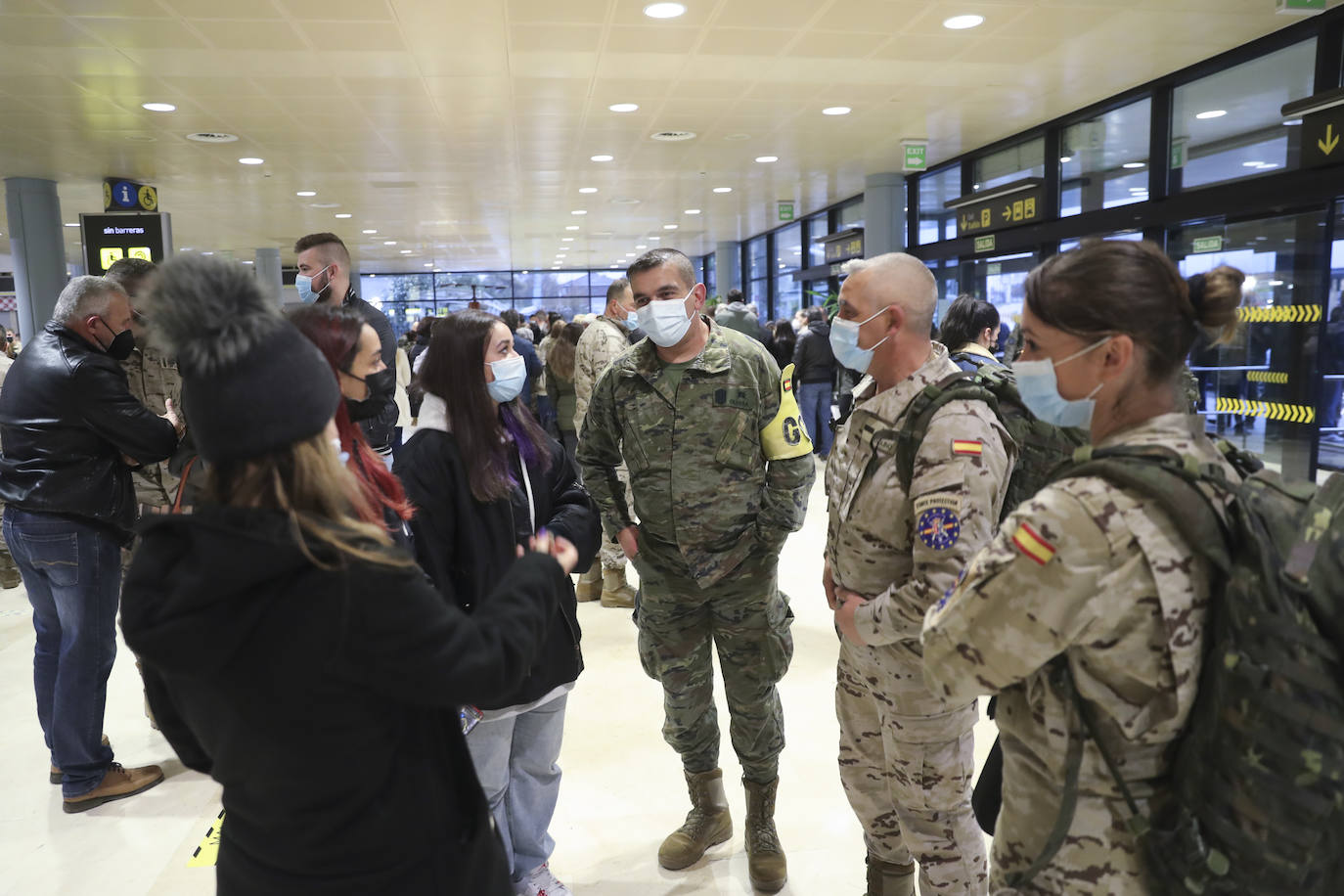 Los 220 soldados que instruirán al ejército de Mali ya han partido de Asturias. Sus familiares han querido acompañarlos para despedirlos entre aplausos y lágrimas. 