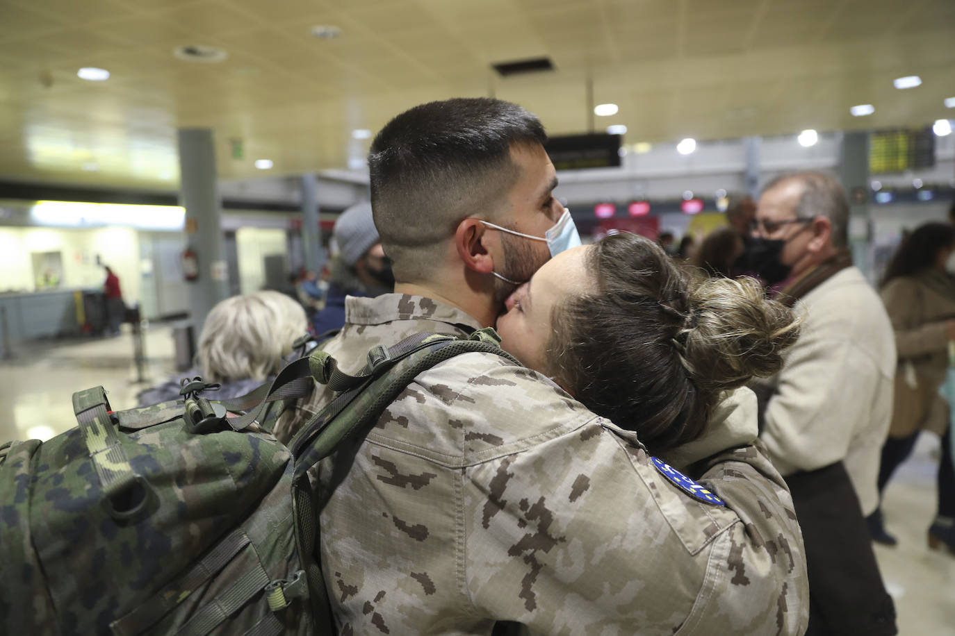 Los 220 soldados que instruirán al ejército de Mali ya han partido de Asturias. Sus familiares han querido acompañarlos para despedirlos entre aplausos y lágrimas. 