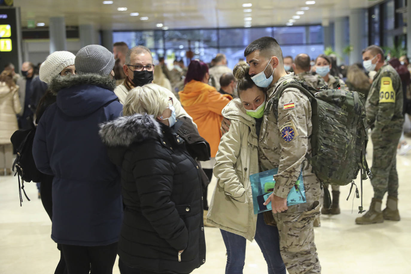 Los 220 soldados que instruirán al ejército de Mali ya han partido de Asturias. Sus familiares han querido acompañarlos para despedirlos entre aplausos y lágrimas. 