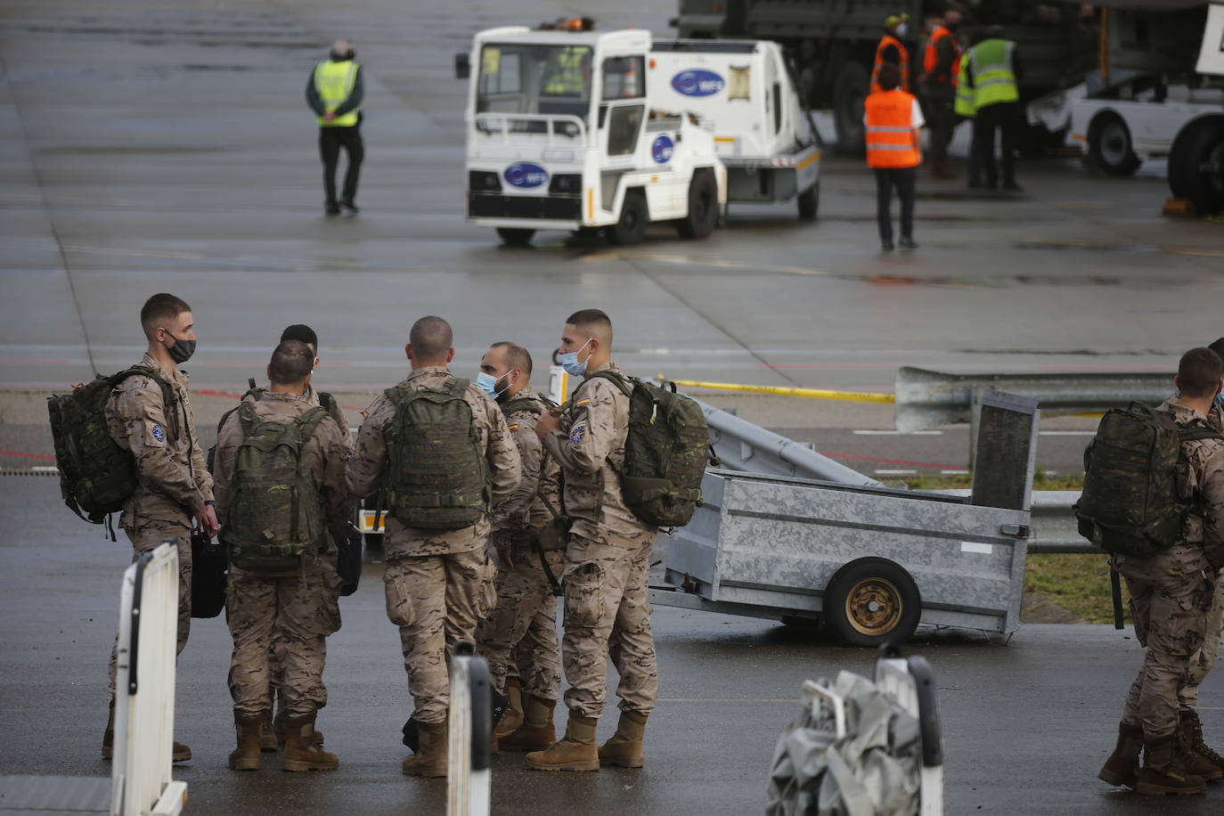 Los 220 soldados que instruirán al ejército de Mali ya han partido de Asturias. Sus familiares han querido acompañarlos para despedirlos entre aplausos y lágrimas. 