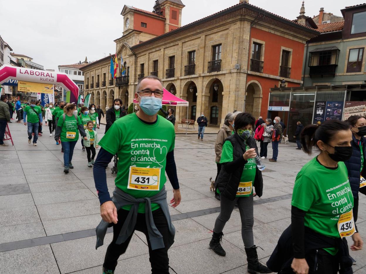 El consejero de Salud participó en la marcha solidaria contra el cáncer celebrada ayer en Avilés. 