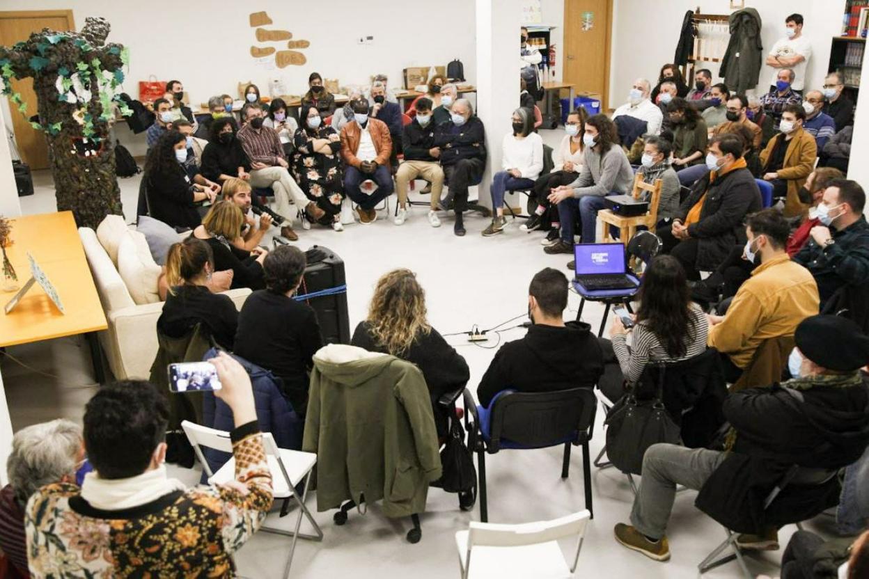 Asamblea abierta convocada por Dani Ripa en Ventanielles (Oviedo) con la que inicia su campaña de reelección. 