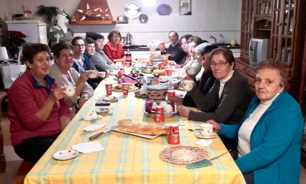 Usuarias del programa 'Rompiendo distancias' de Paramios disfrutan de una merienda al finalizar el taller de cestería. 