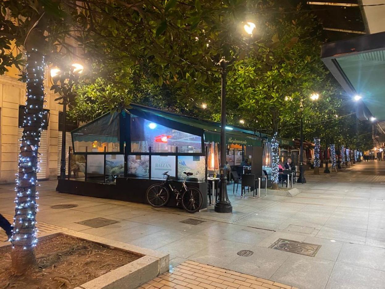 Las luces navideñas de Corrida y Saliusto Regueral lucieron unos minutos estos días durante una de las pruebas que realiza la empresa con vistas al encendido del día 3 de diciembre. 