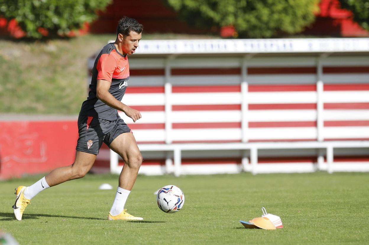 El canterano Pelayo Morilla, en un entrenamiento con el Sporting. 