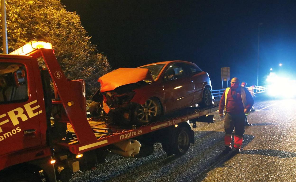 El coche accidentado en la autovía. 