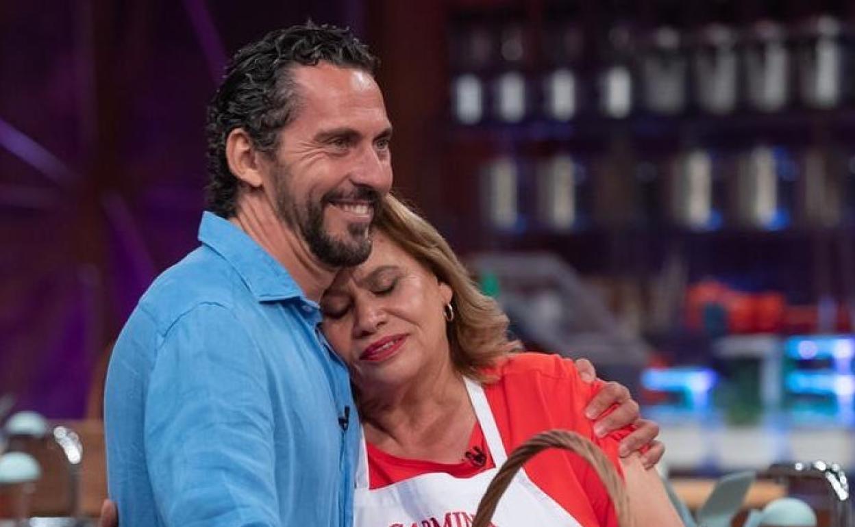 Carmina Barrios junto a su hijo, Paco León. 