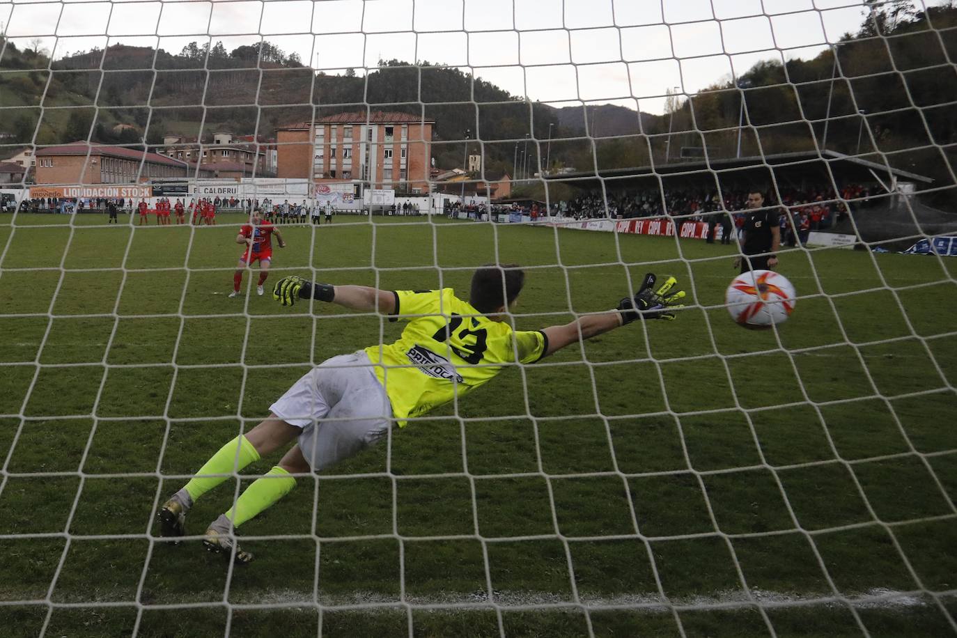 Los asturianos cayeron en la tanda de penaltis ante el Solares (3-5) después de llegar con empate a un tanto a la conclusión del tiempo reglamentario y la prórroga con un total de 120 minutos. Será el Solares el que se enfrente a un equipo de Primera División.