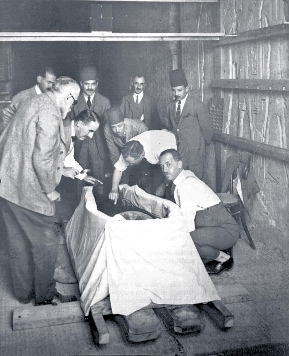 Howard Carter y su equipo, en torno a la tumba del joven faraón. 