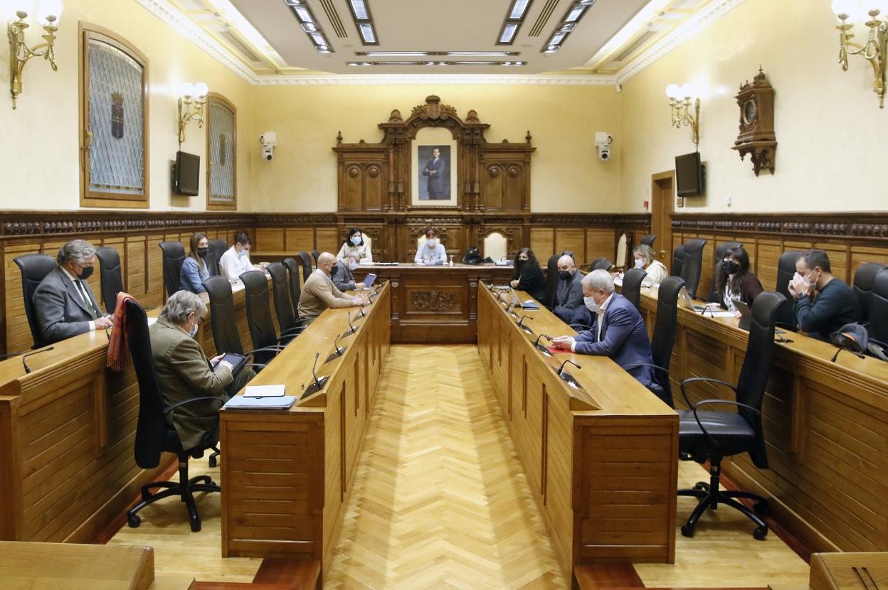 Reunión de la Comisión de Urbanismo celebrada ayer en el salón de Plenos para tratar el plan de vías. 