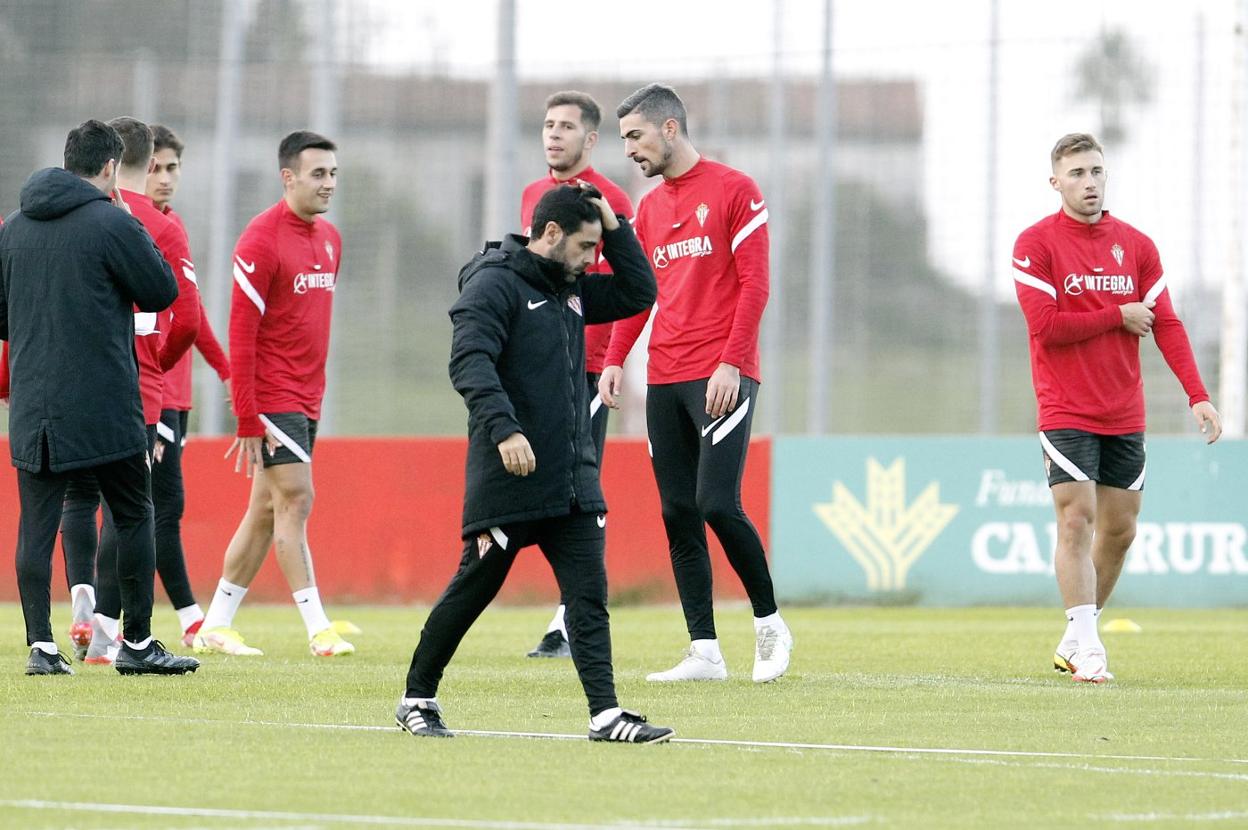 David Gallego, en el inicio del entrenamiento de ayer en el campo número 2 de Mareo, con sus jugadores detrás.