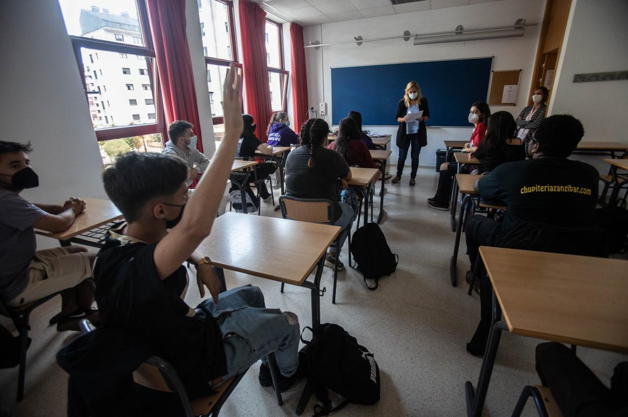 Alumnos de un instituto de Oviedo antes de empezar una clase. 