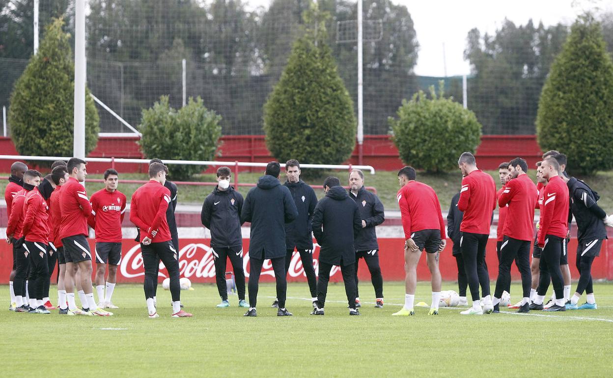 Jugadores y equipo técnico del Sporting, en el entrenamiento del martes 