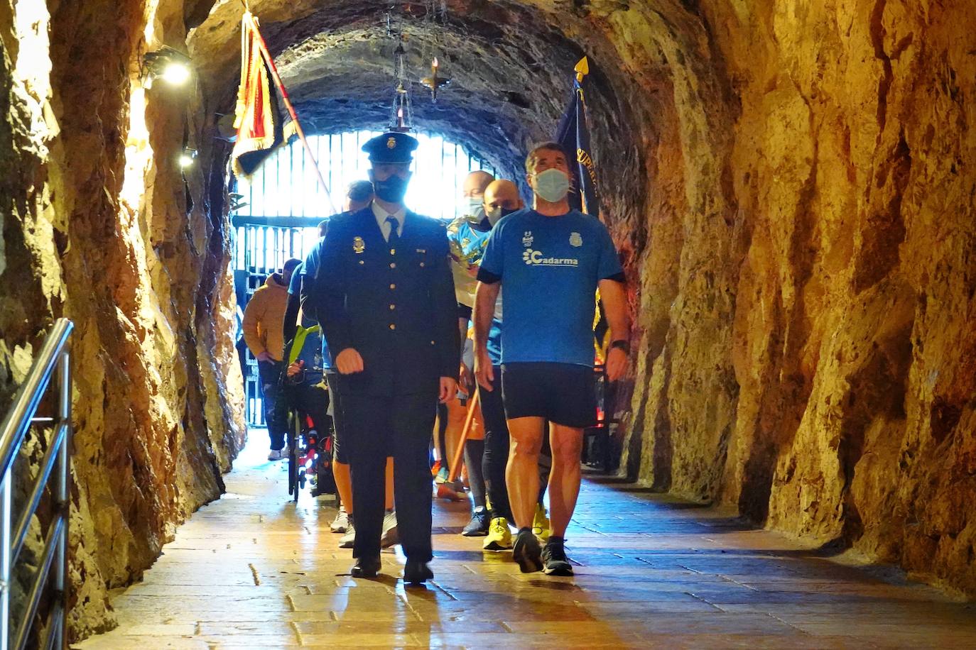 Partiendo del cuartel ovetense de Buenavista a las cinco de la mañana, un total de 18 agentes recorrieron los 84 kilómetros que separan la capital asturiana del Real Sitio mediante relevos de dos personas cada 10 kilómetros. 