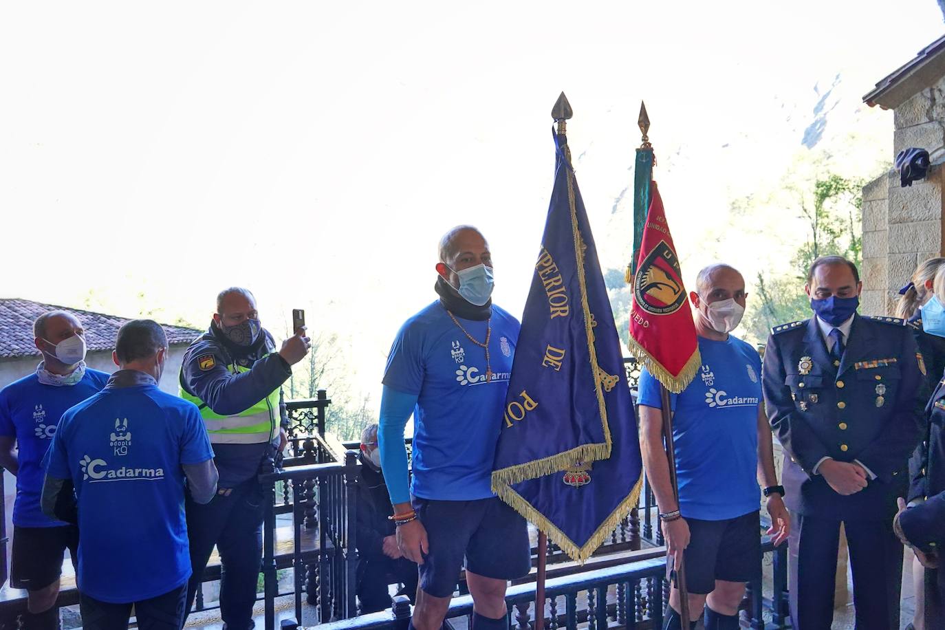 Partiendo del cuartel ovetense de Buenavista a las cinco de la mañana, un total de 18 agentes recorrieron los 84 kilómetros que separan la capital asturiana del Real Sitio mediante relevos de dos personas cada 10 kilómetros. 