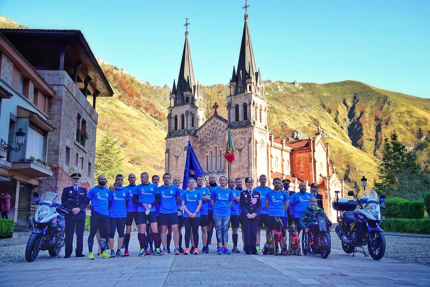 Partiendo del cuartel ovetense de Buenavista a las cinco de la mañana, un total de 18 agentes recorrieron los 84 kilómetros que separan la capital asturiana del Real Sitio mediante relevos de dos personas cada 10 kilómetros. 