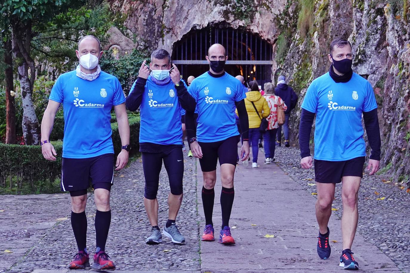 Partiendo del cuartel ovetense de Buenavista a las cinco de la mañana, un total de 18 agentes recorrieron los 84 kilómetros que separan la capital asturiana del Real Sitio mediante relevos de dos personas cada 10 kilómetros. 