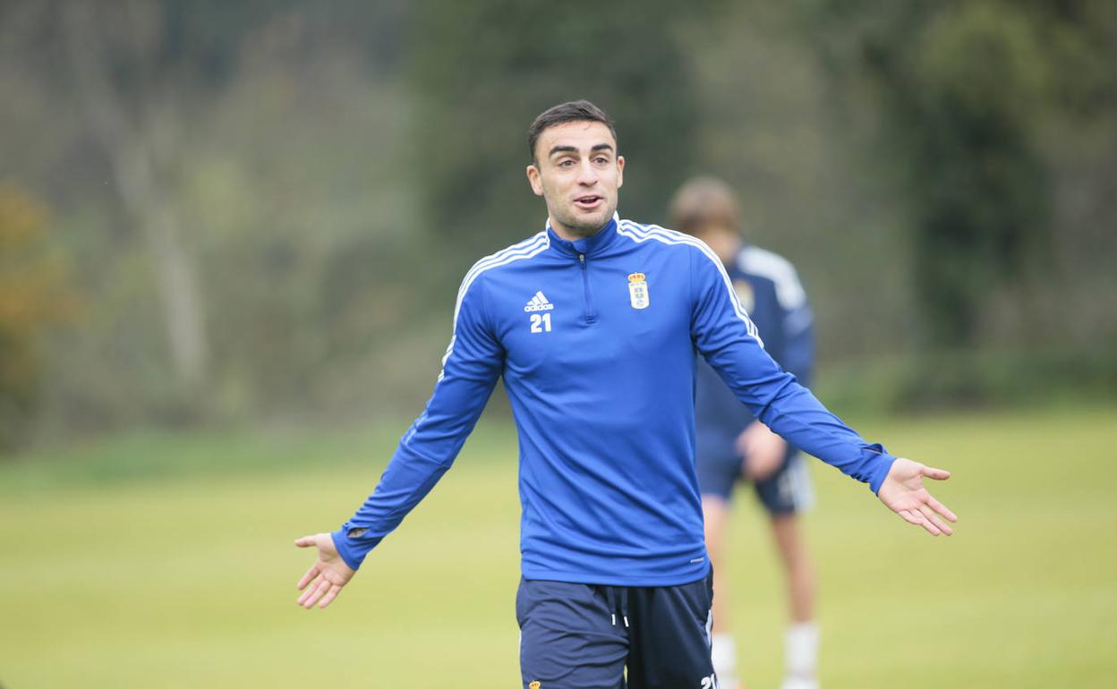 Carlos Isaac en un entrenamiento del Real Oviedo. 