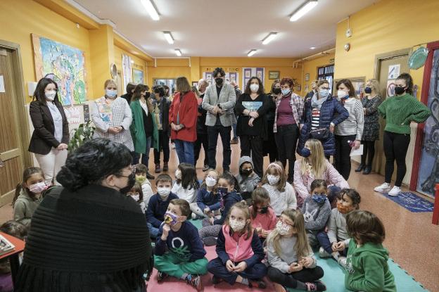 Alumnos y profesores, con el consejero Borja Sánchez en el centro, en el Miguel de Cervantes. 