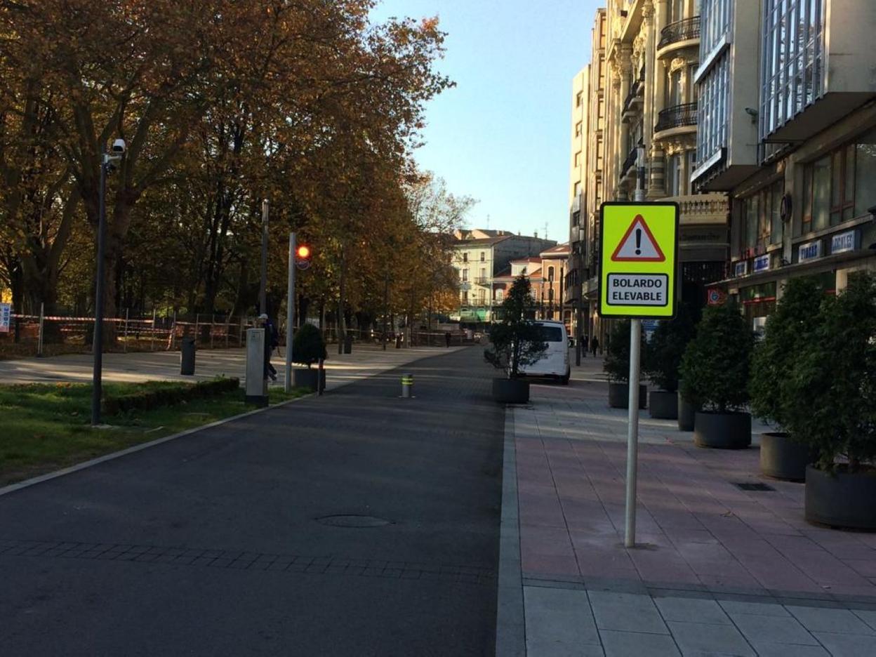 La señal de advertencia fue instalada ayer en la calle de Emile Robín. 