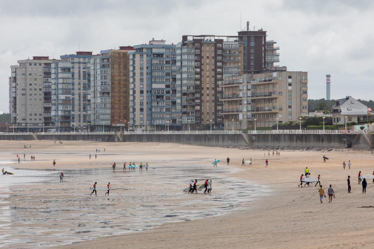 El muro que forma el paseo es otro de los elementos que contribuye a la pérdida de arena en la playa. 