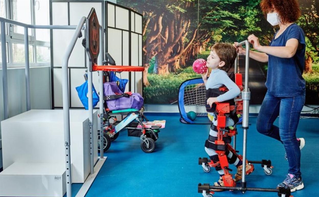 Un niño con un exoesqueleto pediátrico 