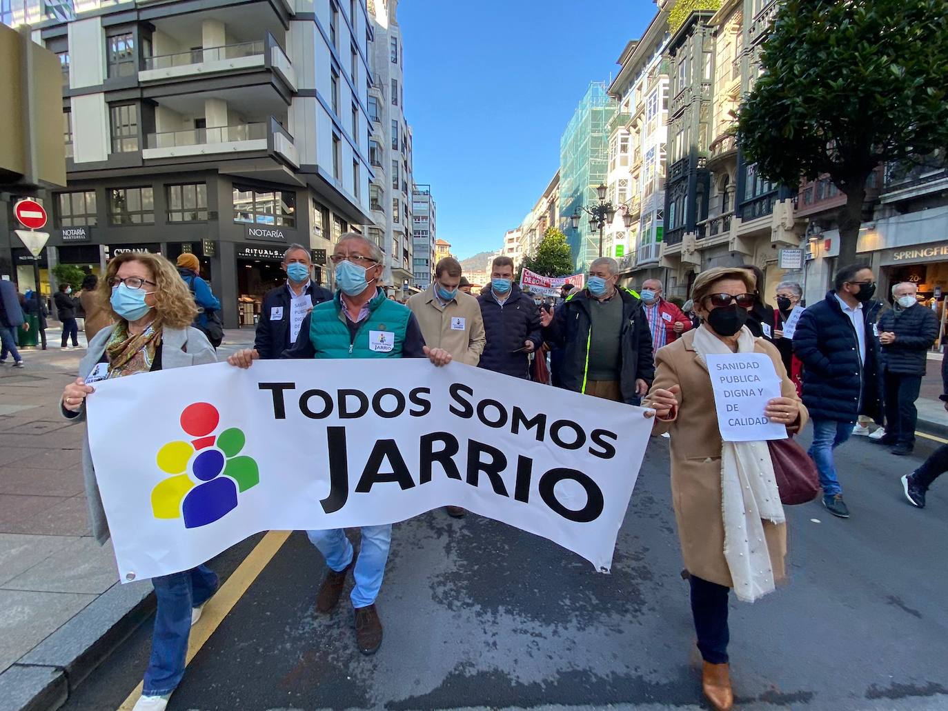 Centenares de vecinos del Occidente de Asturias se han movilizado este sábado en Oviedo para demandar más personal sanitario para el área sanitaria dependiente del Hospital comarcal de Jarrio. Han reclamado una sanidad «pública, digna y de calidad».