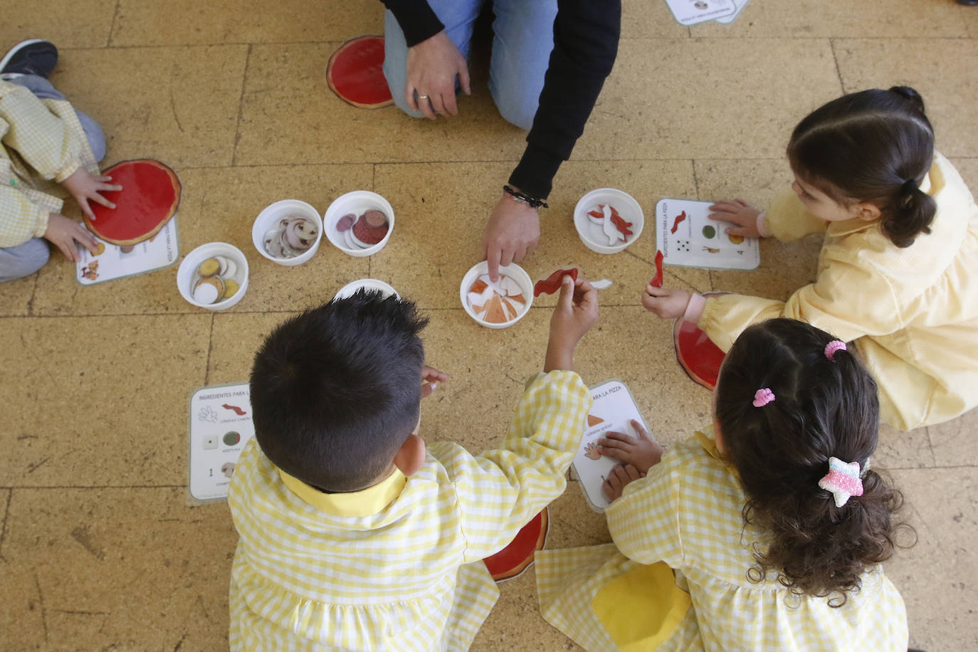 Imagen principal - Alumnos de cuatro años colocan los ingredientes de una pizza y repasan los números. La jefa de estudios y maestra de AL, Matilde Prieto, y la directora Violeta Menéndez, en el aula abierta. La profesora Esther Yeguas, en una clase de tercero de Primaria. 