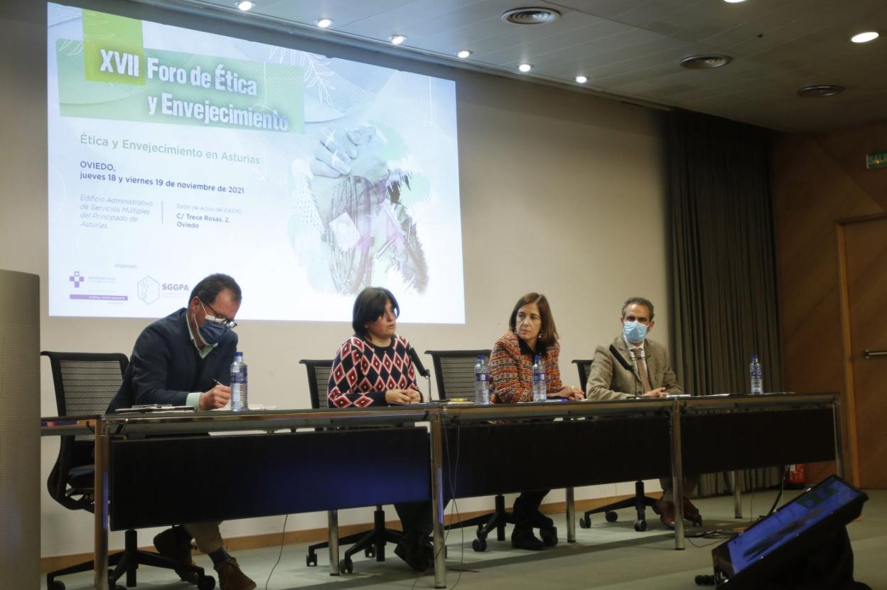 Laura Fonseca escucha la intervención de Bárbara Alonso en el XVII Foro de Ética y Envejecimiento. 