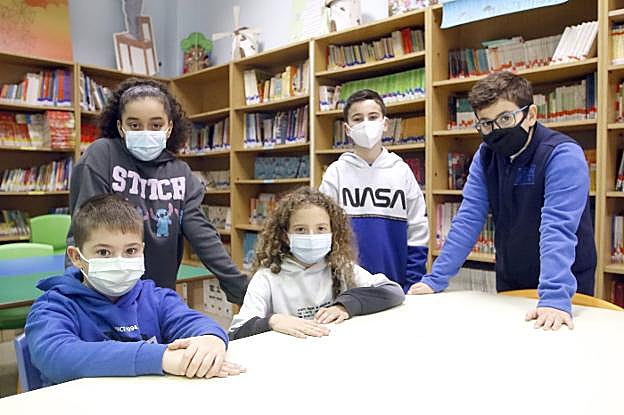 Yago Rujas, Lina Senhaji, Irene Velasco, Diego Menéndez y Adrián García, de quinto y sexto de Primaria del colegio Príncipe de Asturias y expertos ya en cálculo mental. 