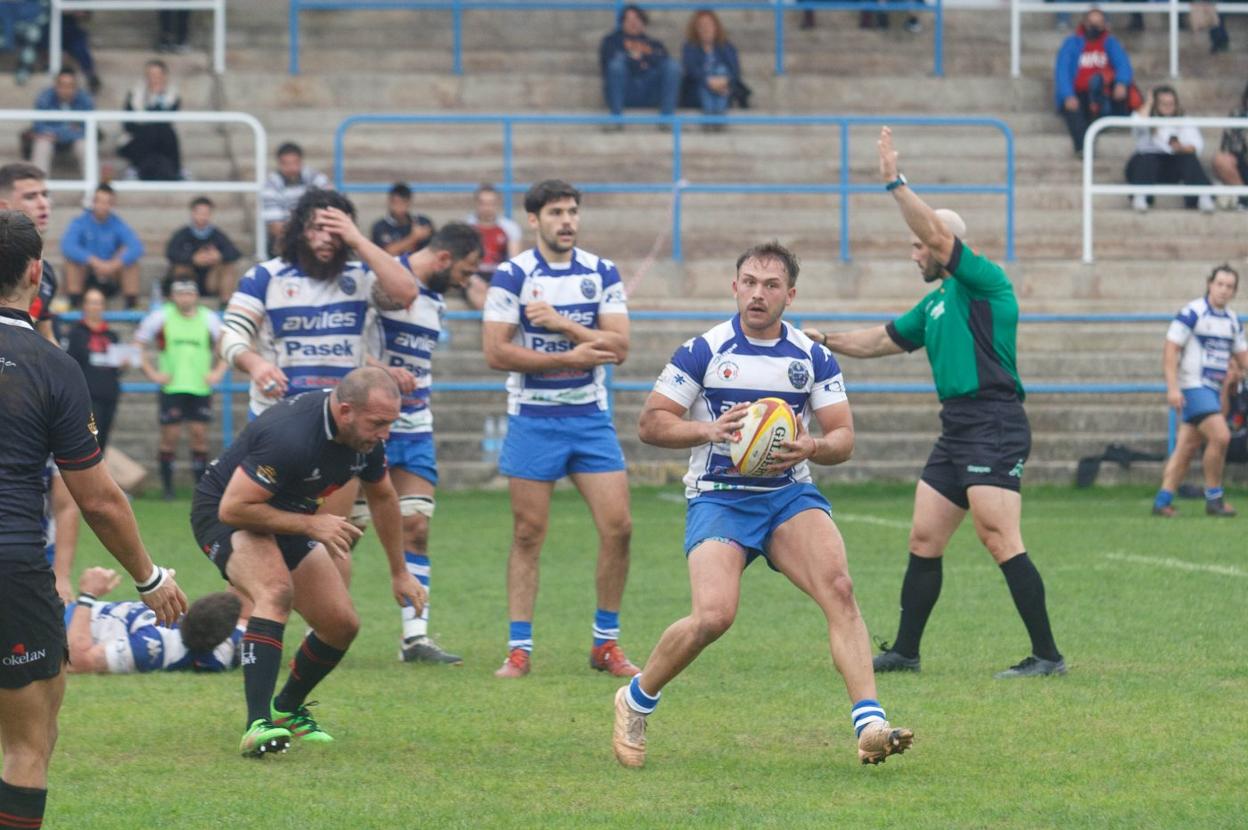 Estanislao Pérez busca un apoyo, con el colegiado en acción. 