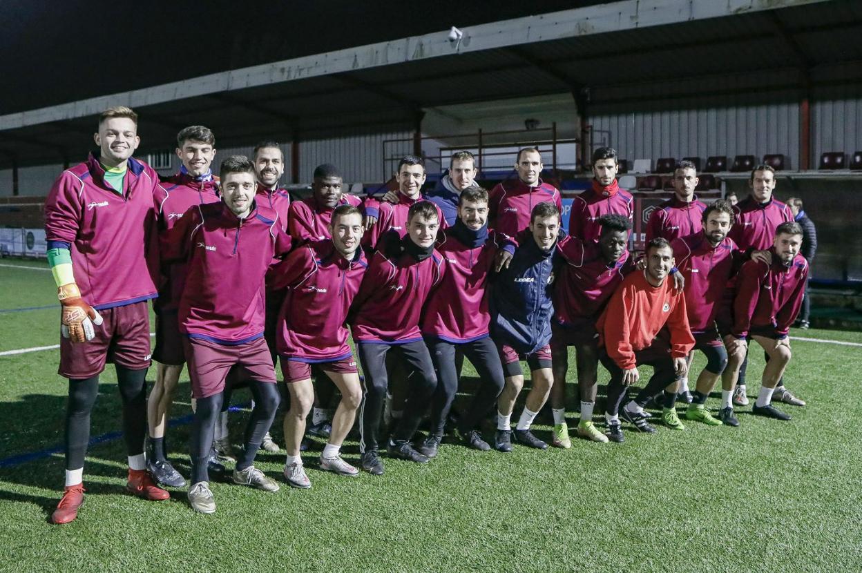 Los futbolistas del Gijón Industrial, al inicio del entrenamiento de ayer en Santa Cruz. 