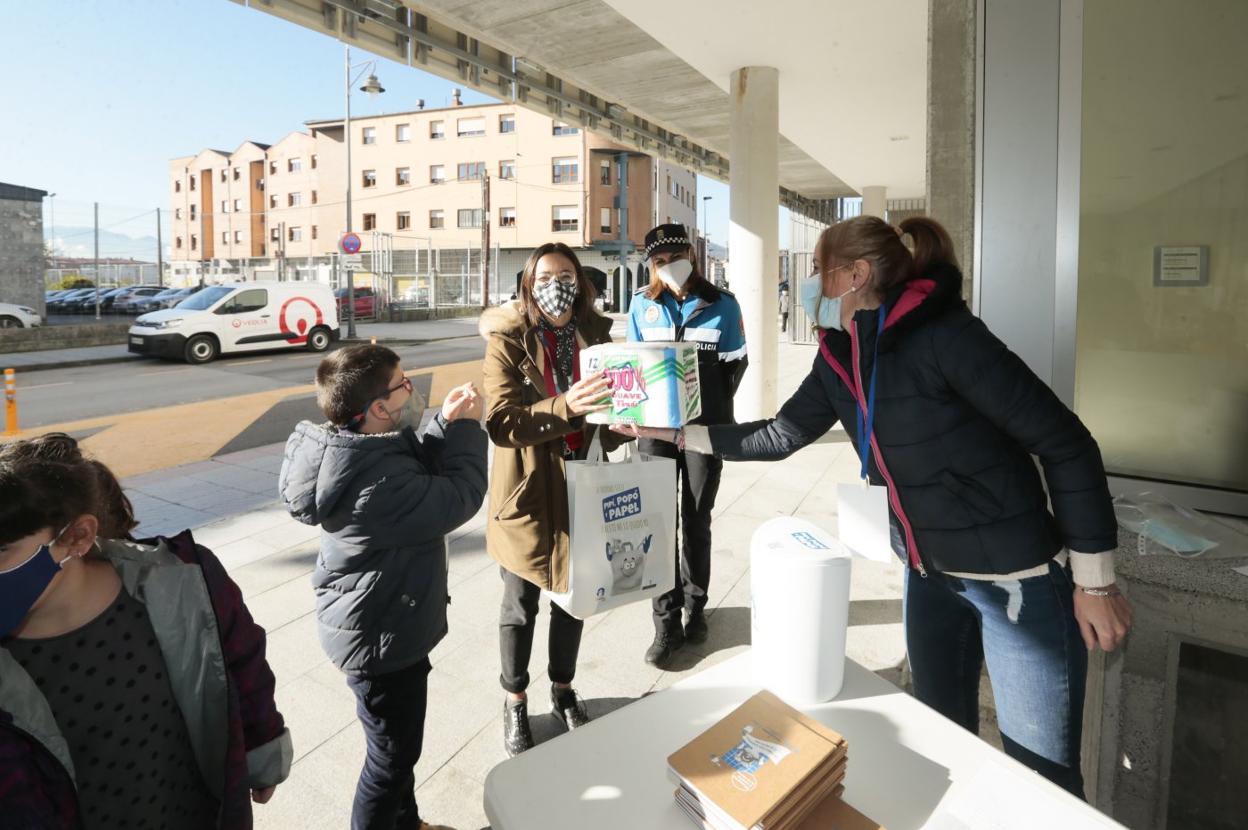 Entrega de uno de los paquetes de Cadasa. 