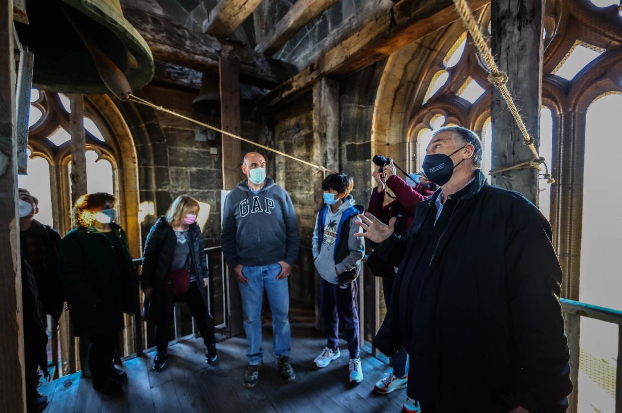 El aparejador Manuel Fernández muestra el campanario, que alberga la 'Wamba', a los asistentes del primer grupo de visitas a la torre de la Catedral, ayer. 