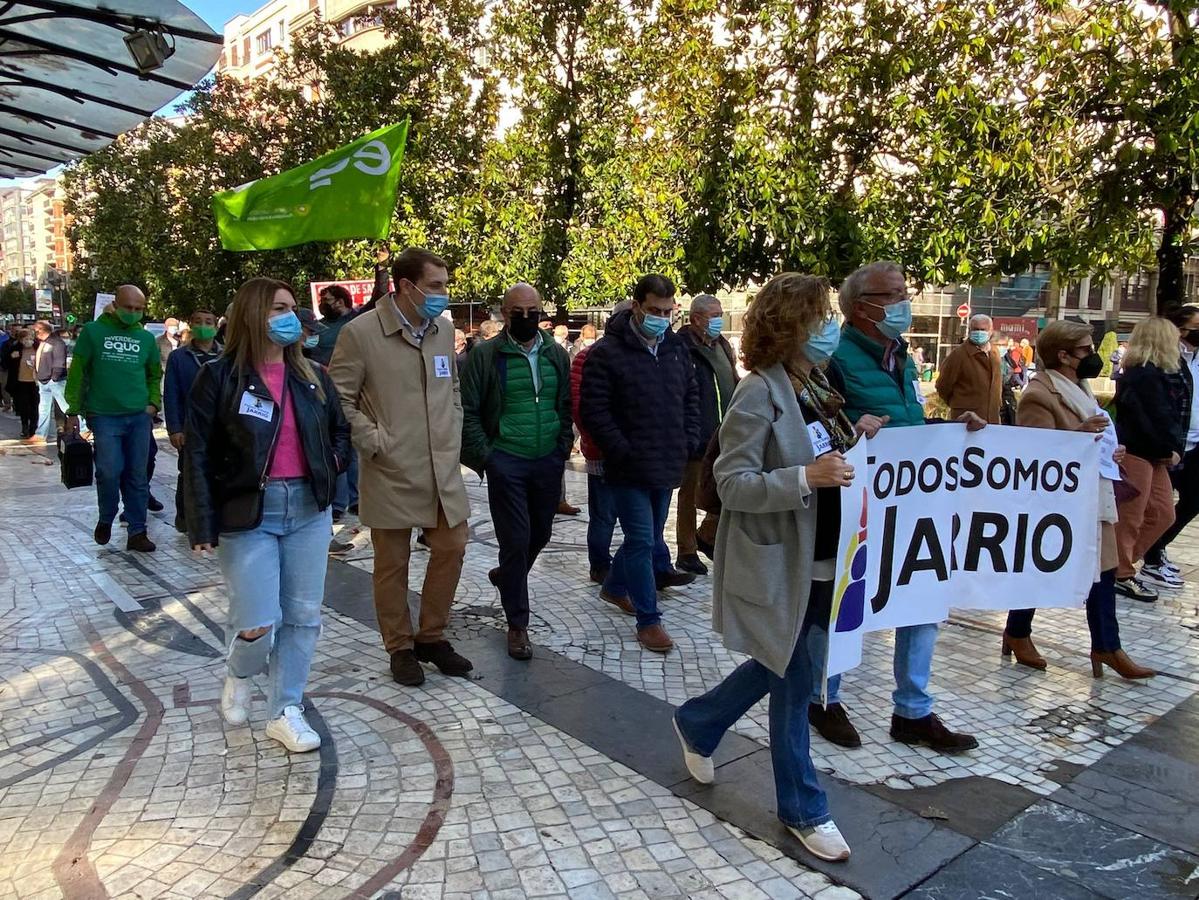 Centenares de vecinos del Occidente de Asturias se han movilizado este sábado en Oviedo para demandar más personal sanitario para el área sanitaria dependiente del Hospital comarcal de Jarrio. Han reclamado una sanidad «pública, digna y de calidad».