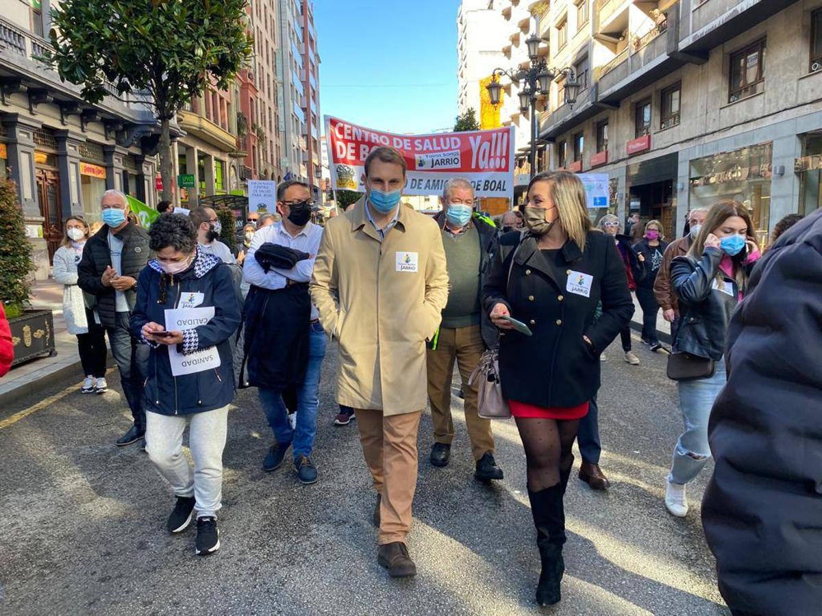 Centenares de vecinos del Occidente de Asturias se han movilizado este sábado en Oviedo para demandar más personal sanitario para el área sanitaria dependiente del Hospital comarcal de Jarrio. Han reclamado una sanidad «pública, digna y de calidad».