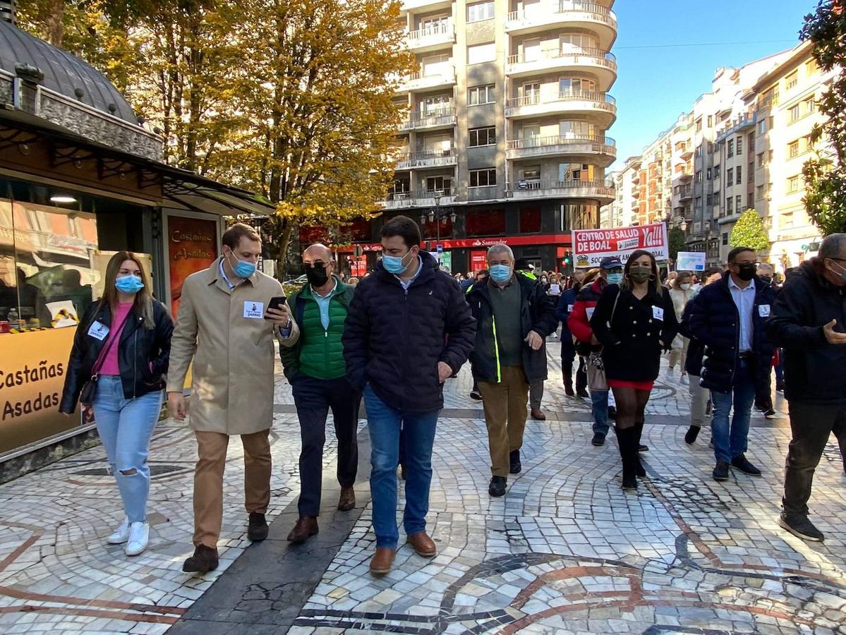 Centenares de vecinos del Occidente de Asturias se han movilizado este sábado en Oviedo para demandar más personal sanitario para el área sanitaria dependiente del Hospital comarcal de Jarrio. Han reclamado una sanidad «pública, digna y de calidad».