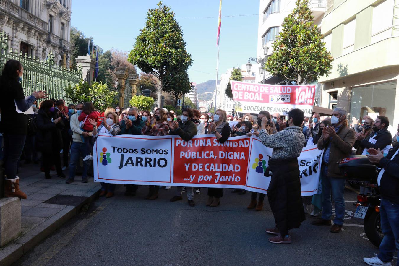 Centenares de vecinos del Occidente de Asturias se han movilizado este sábado en Oviedo para demandar más personal sanitario para el área sanitaria dependiente del Hospital comarcal de Jarrio. Han reclamado una sanidad «pública, digna y de calidad».