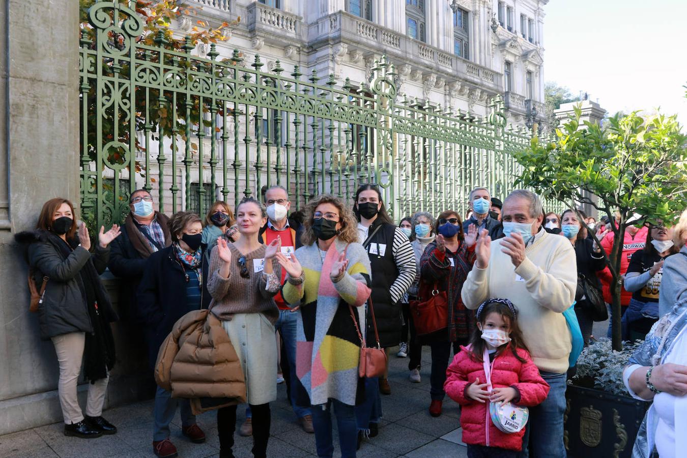 Centenares de vecinos del Occidente de Asturias se han movilizado este sábado en Oviedo para demandar más personal sanitario para el área sanitaria dependiente del Hospital comarcal de Jarrio. Han reclamado una sanidad «pública, digna y de calidad».