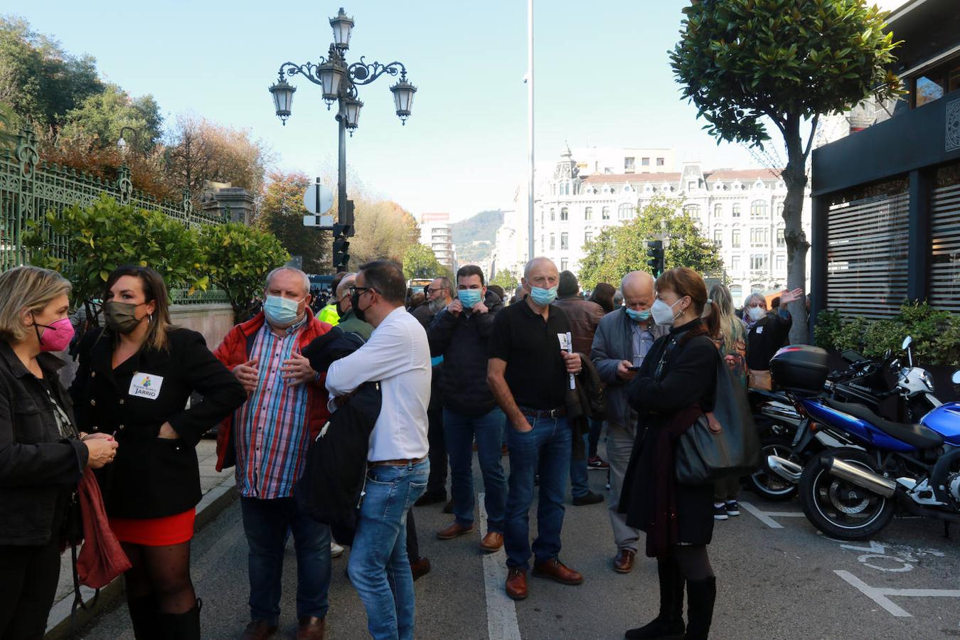 Centenares de vecinos del Occidente de Asturias se han movilizado este sábado en Oviedo para demandar más personal sanitario para el área sanitaria dependiente del Hospital comarcal de Jarrio. Han reclamado una sanidad «pública, digna y de calidad».