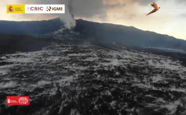 Vídeo | El sorprendente «mar de bruma» en el cono del volcán de La Palma