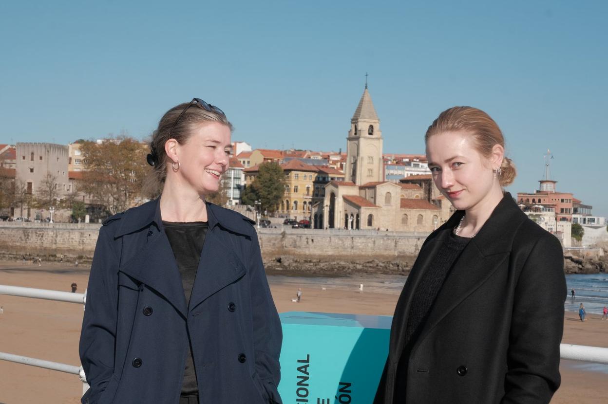 Yngvild Sve Flikke y Kristine Kujath Thorp, ayer, en la playa de la San Lorenzo. 