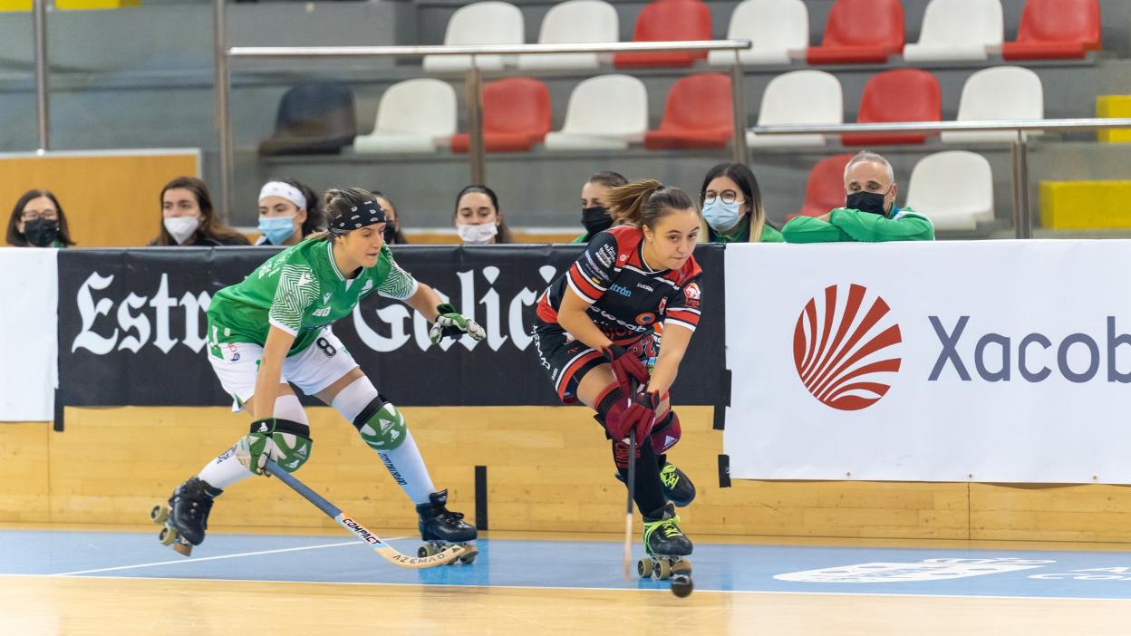 María Sanjurjo, del Liceo, presiona a Sara Roces, del Telecable Hockey, en el partido disputado ayer en La Coruña. 