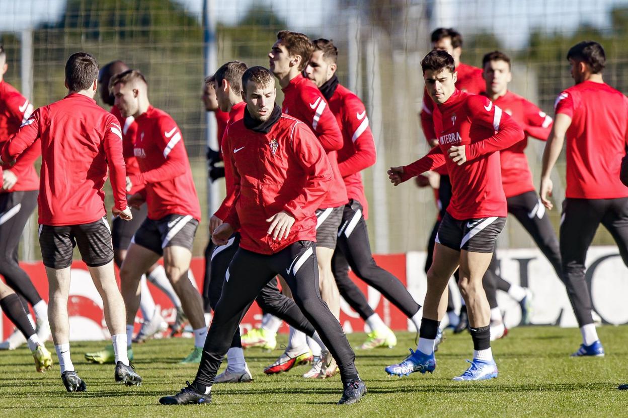 El canterano César, en el centro de la imagen, ayer, con José Gragera y Gaspar detrás, se mantiene en la convocatoria del Sporting junto a Álvaro Santamaría. 