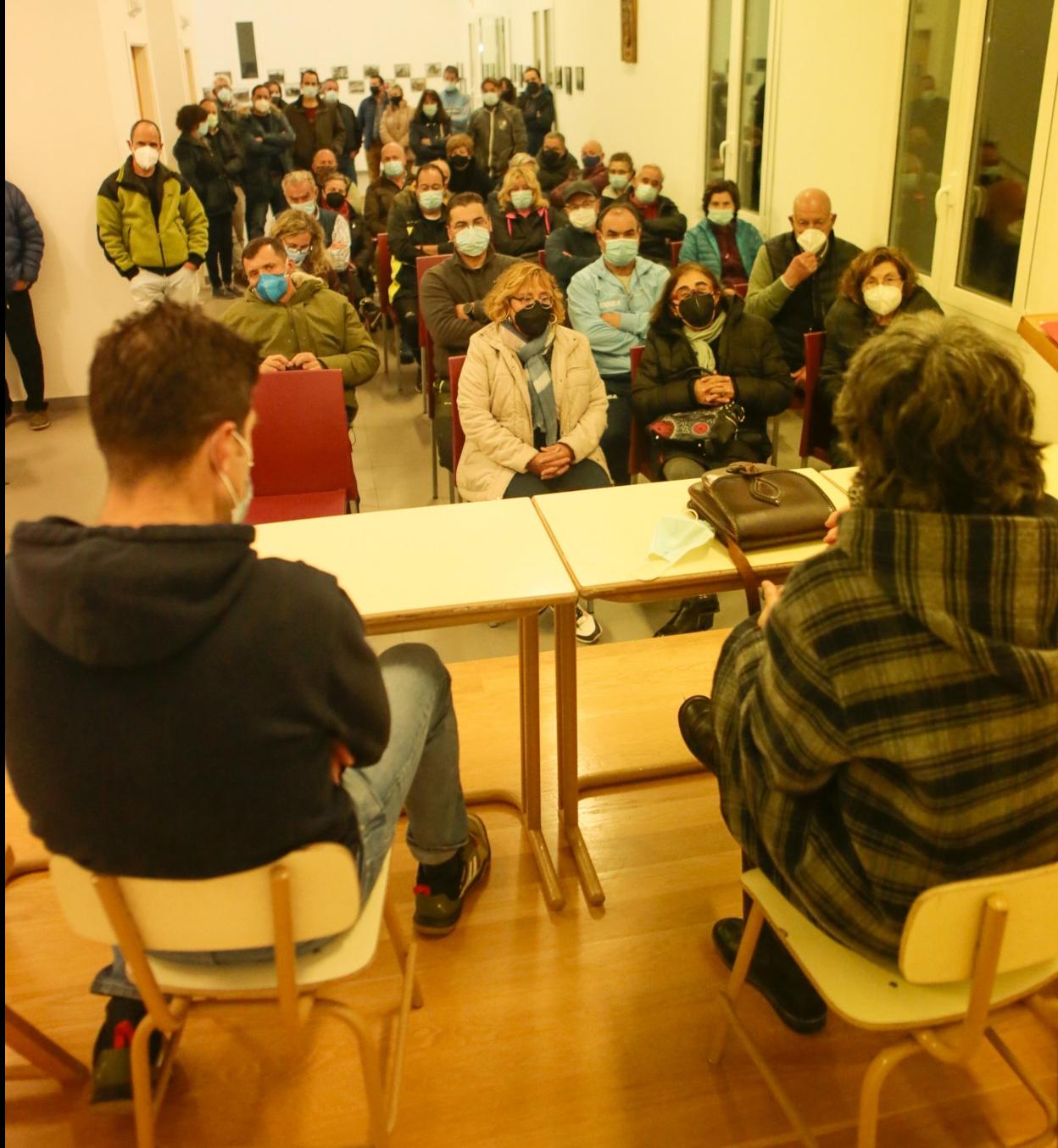 La reunión celebrada ayer contra el proyecto minero. 