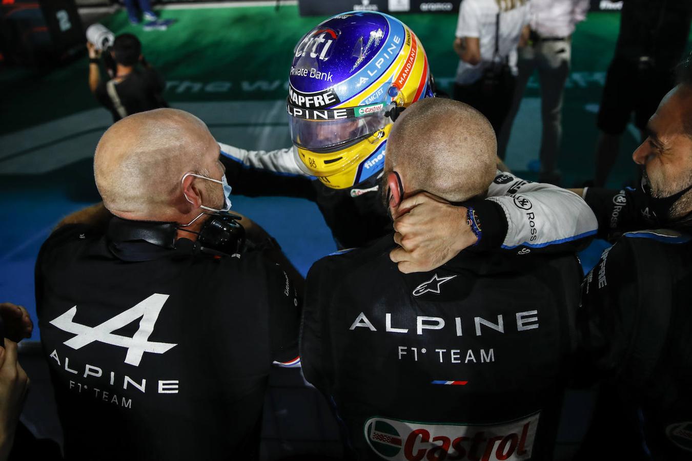 Fotos: Fernando Alonso sube a pulso al podio de Catar