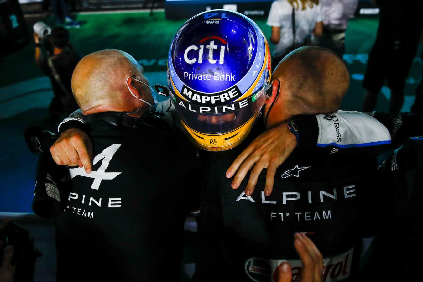 Fotos: Fernando Alonso sube a pulso al podio de Catar