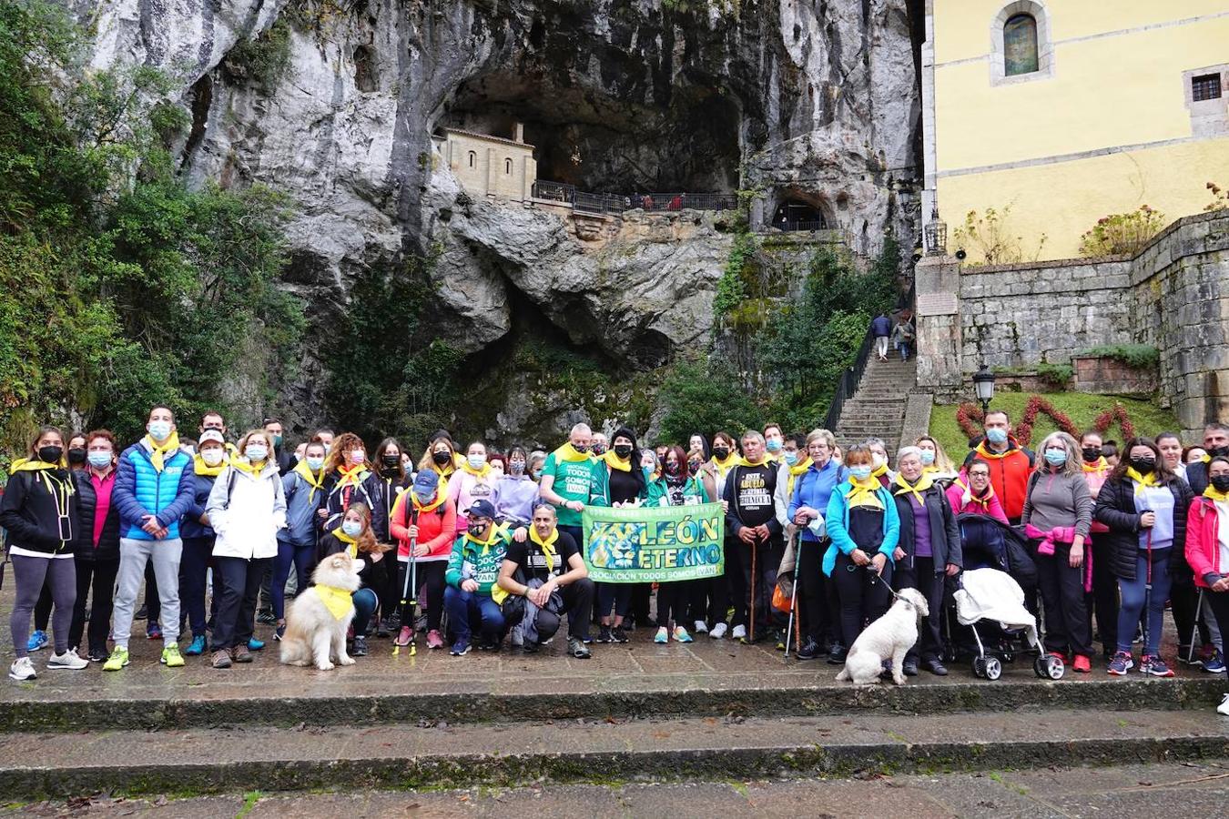 La I Marcha Solidaria contra el Sarcoma de Ewing, que se celebró este domingo entre Cangas de Onís y el Santuario de Covadonga, contó con más de 600 inscritos. Todo el dinero que se recaude se destinará, a través de la asociación 'Todos Somos Iván', a la investigación contra esta enfermedad, que se lleva a cabo en el Hospital Virgen del Rocío de Sevilla.