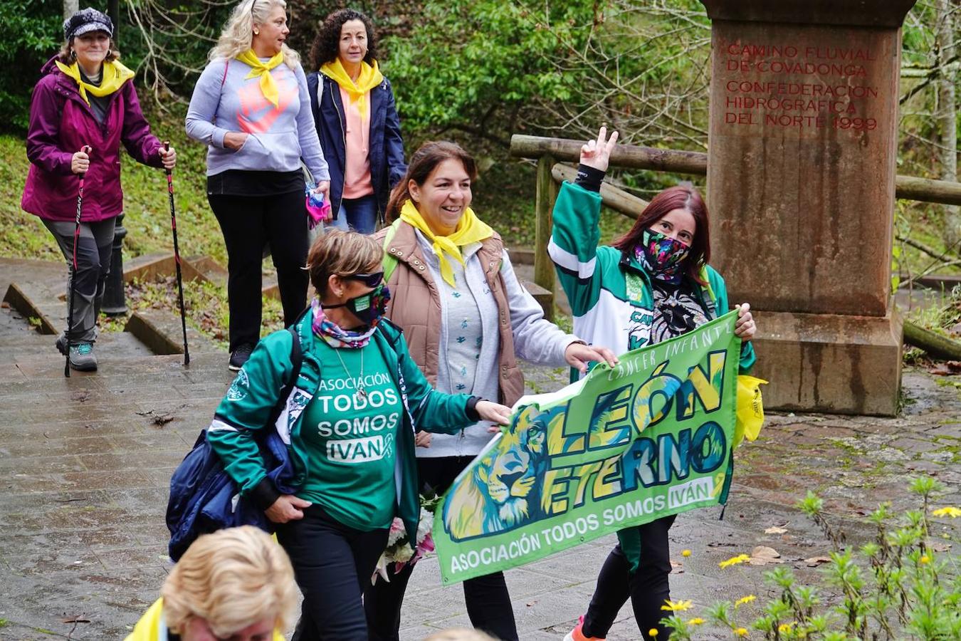 La I Marcha Solidaria contra el Sarcoma de Ewing, que se celebró este domingo entre Cangas de Onís y el Santuario de Covadonga, contó con más de 600 inscritos. Todo el dinero que se recaude se destinará, a través de la asociación 'Todos Somos Iván', a la investigación contra esta enfermedad, que se lleva a cabo en el Hospital Virgen del Rocío de Sevilla.