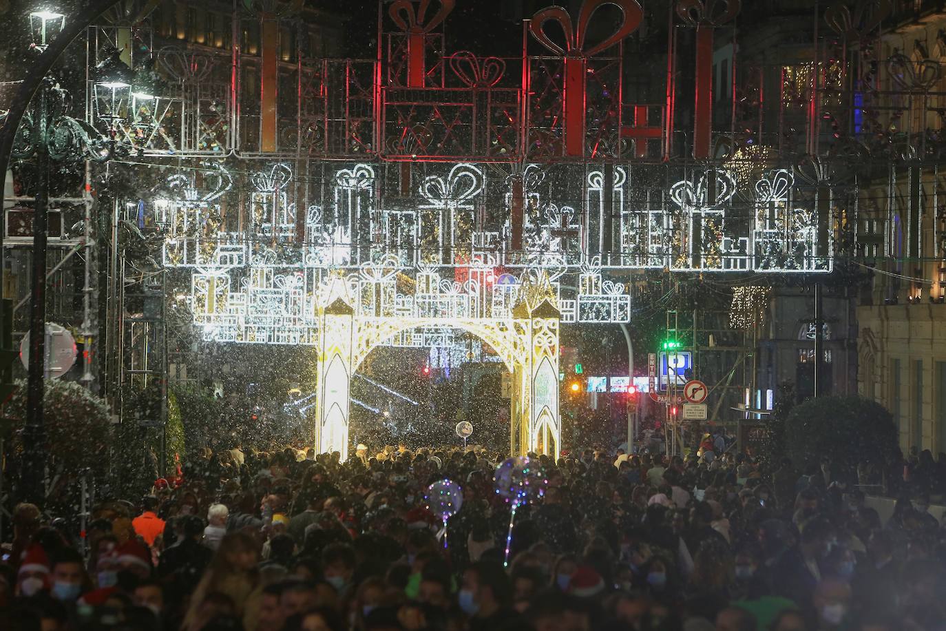 Vigo ha inaugurado ya su popular alumbrado navideño. El encendido de millones de luces 'led', que decoran 350 calles de la ciudad, se celebró durante un evento multitudinario que culminó con el lanzamiento de confeti y nieve artificial.